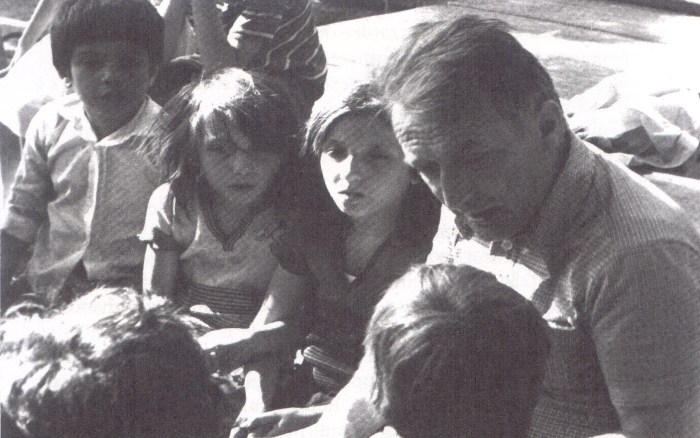 Gianni-Rodari-con-alcuni-bambini